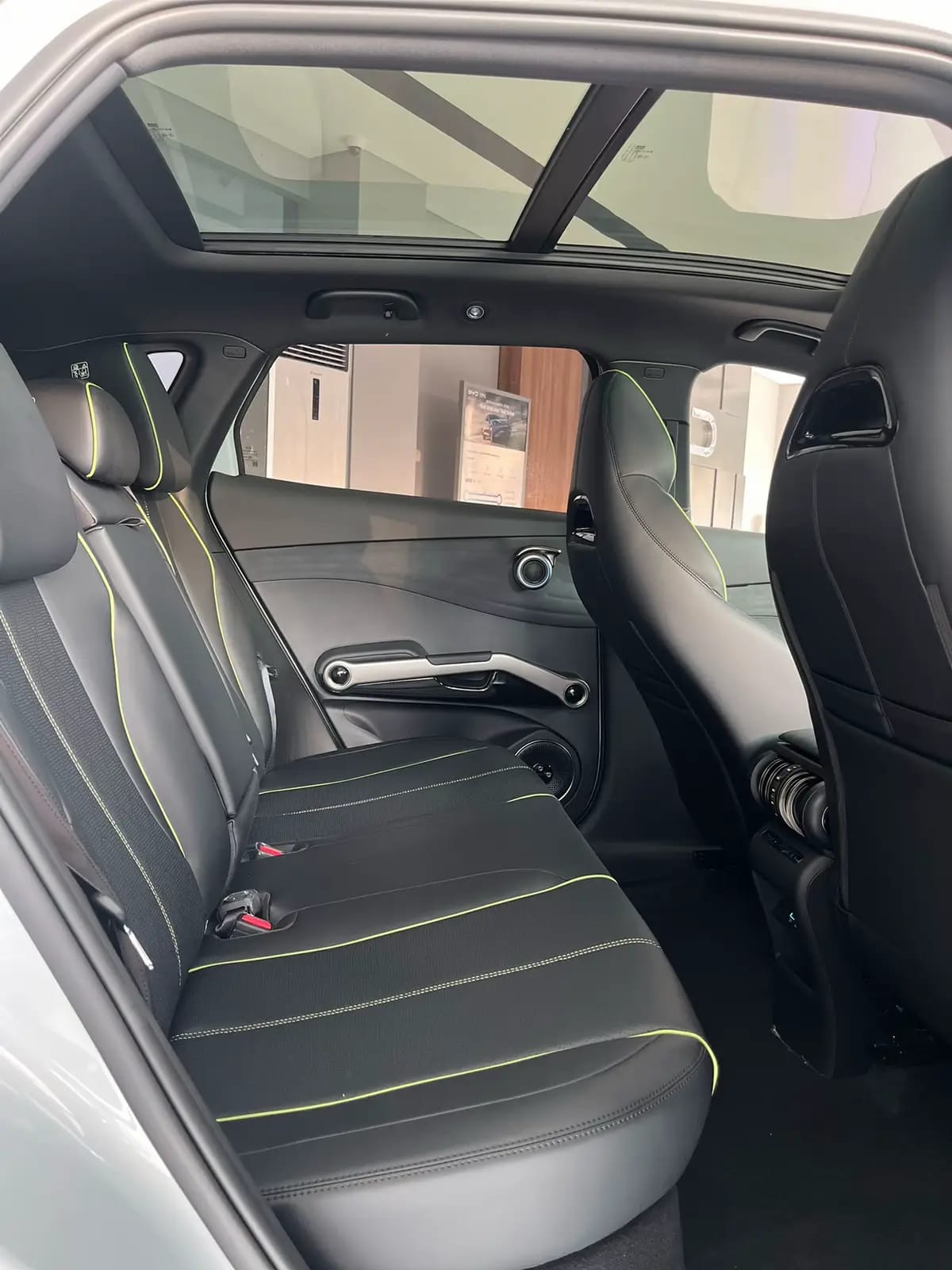 Kursi belakang dan panoramic sunroof BYD ATTO 3 Advanced Plus 2026